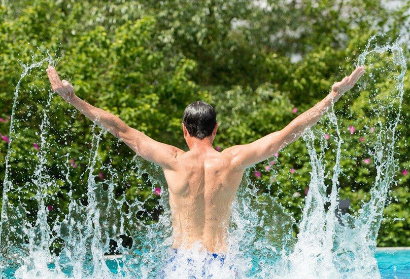 Mann im Außenbecken der Jod- Sole- Therme in Bad Bevensen